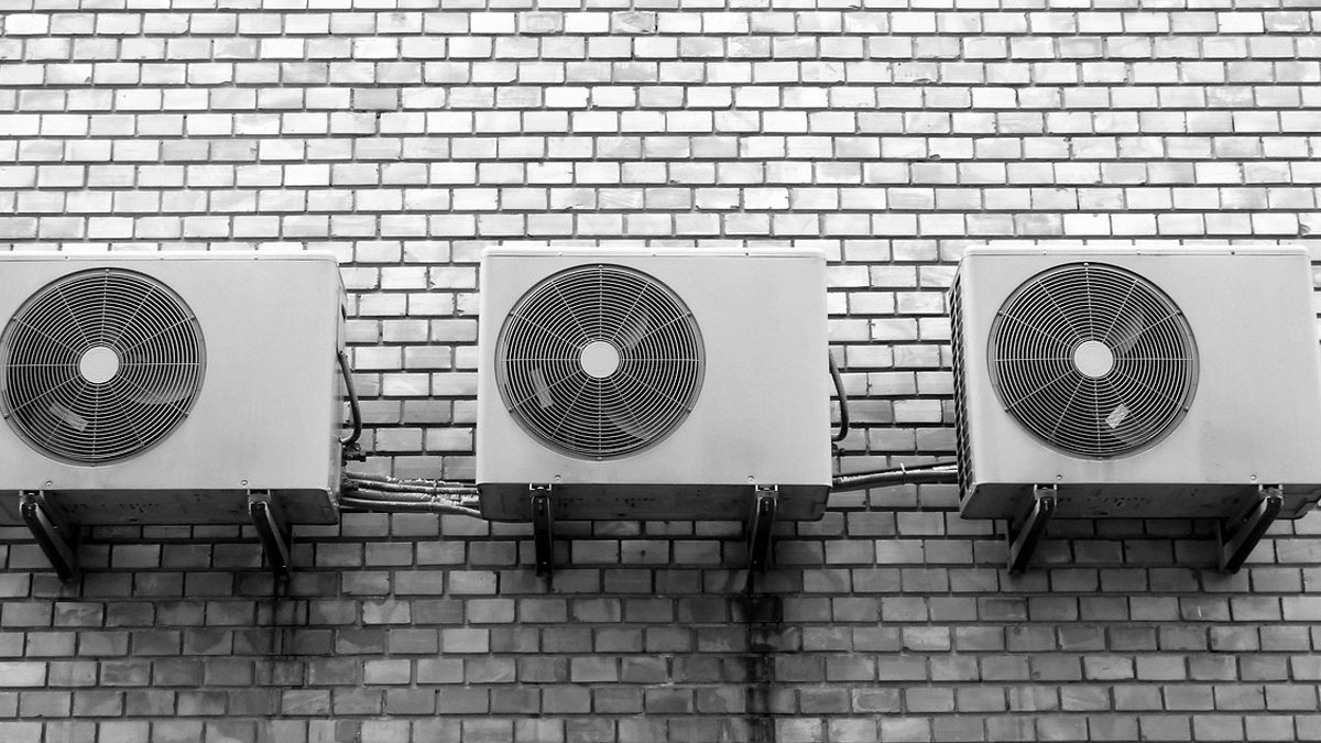 AC Blast Safety: गर्मियों में क्यों फटते हैं एयर कंडीशनर? जानें बड़े हादसों के मुख्य कारण और बचाव के जरूरी उपाय