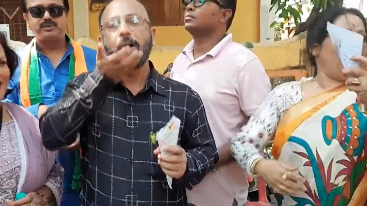 BJP&rsquo;s Jhalmuri Celebration In Siliguri: सिलीगुड़ी में बीजेपी कार्यकर्ताओं का &lsquo;झालमुड़ी&rsquo; जश्न, शुरुआती रुझानों में बढ़त पर उत्साह (Watch Video)