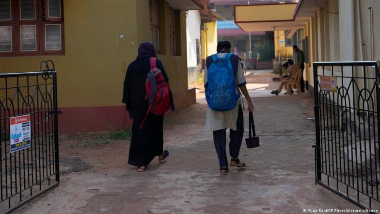 कर्नाटक में हिजाब, कलावा, पगड़ी पहनकर स्कूल-कॉलेज जाने की अनुमति