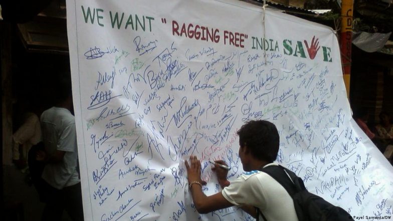 कानून और कोर्ट के आदेशों के बावजूद भारत में क्यों नहीं थमी रैगिंग?