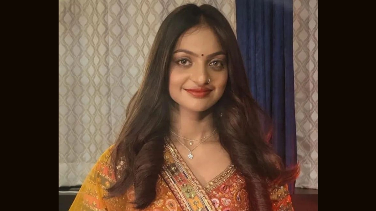 Mahakumbh Viral Girl Monalisa Bhosle: महाकुंभ वायरल गर्ल मोनालिसा भोसले ने डायरेक्टर सनोज मिश्रा और वीएचपी नेता पर दर्ज कराया POCSO केस, जानें पूरा मामला