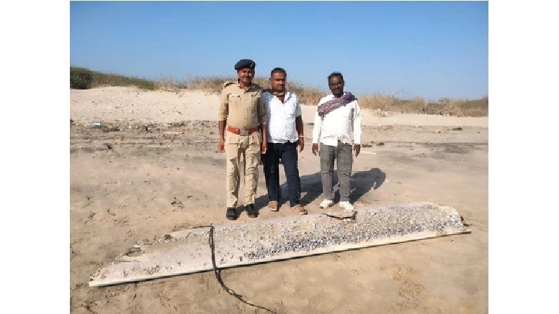 Gujarat: कच्छ के तट पर मिला 10 फीट लंबा लावारिस ड्रोन विंग; तकनीकी जांच के लिए वायुसेना को भेजा गया मलबा