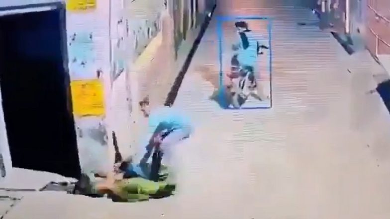 Etah Crime News: यूपी के एटा में महिला के हौसले को सलाम, 23 मिनट तक बदमाशों से भिड़ी; VIDEO वायरल होने के बाद दो आरोपी गिरफ्तार
