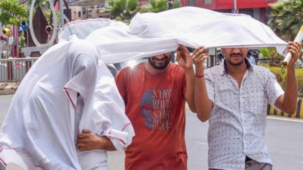 तेलंगाना में भीषण गर्मी बनी जानलेवा, 7 जिलों में हीटस्ट्रोक से 16 लोगों की मौत से मचा हड़कंप 
