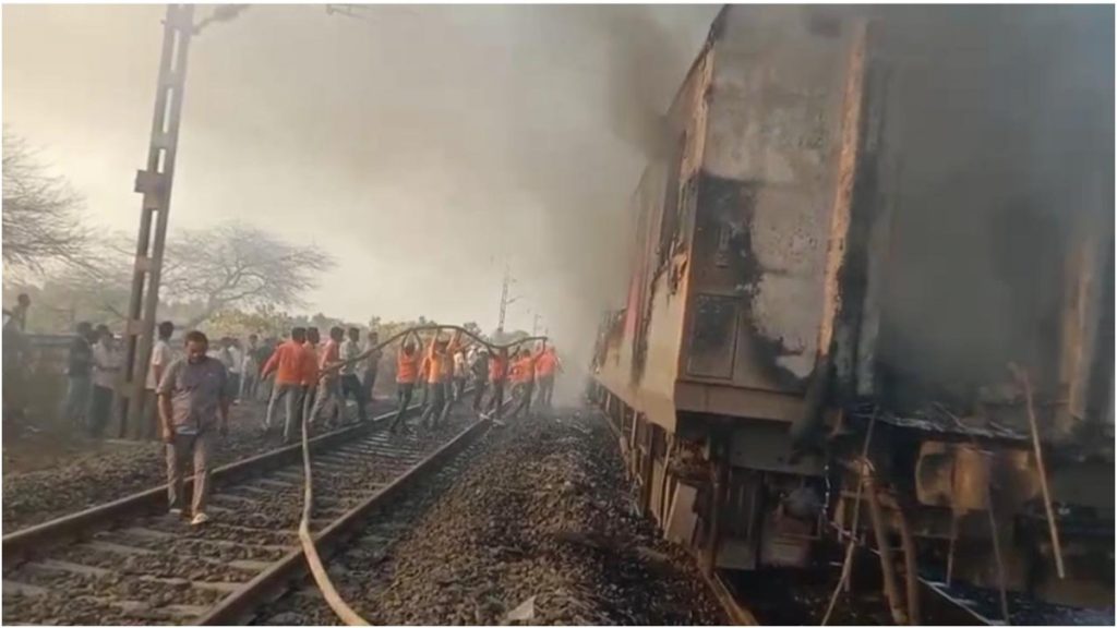 मध्य प्रदेश में बड़ा रेल हादसा टला, तिरुवनंतपुरम से दिल्ली आ रही राजधानी एक्सप्रेस में अचानक लगी आग; अफरा-तफरी के बीच सभी यात्री सुरक्षित