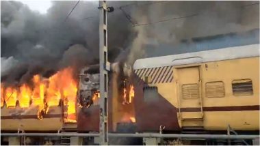 Bihar Train Fire Video: बिहार में सासाराम रेलवे स्टेशन पर खड़ी पैसेंजर ट्रेन में लगी भीषण आग, एक बोगी जलकर राख, यात्रियों ने किसी तरह ट्रेन से कूदकर बचाई जान