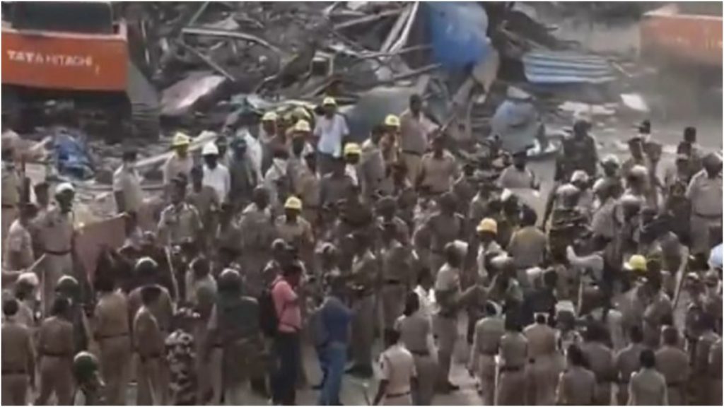 मुंबई के बांद्रा में अतिक्रमण विरोधी अभियान के दौरान भारी बवाल, पथराव में 7 पुलिसकर्मी घायल; VIDEOS