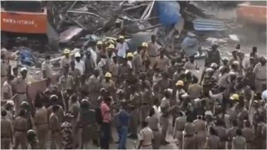 Bandra Demolition Violence: मुंबई के बांद्रा में अतिक्रमण विरोधी अभियान के दौरान भारी बवाल, पथराव में 7 पुलिसकर्मी घायल; VIDEOS