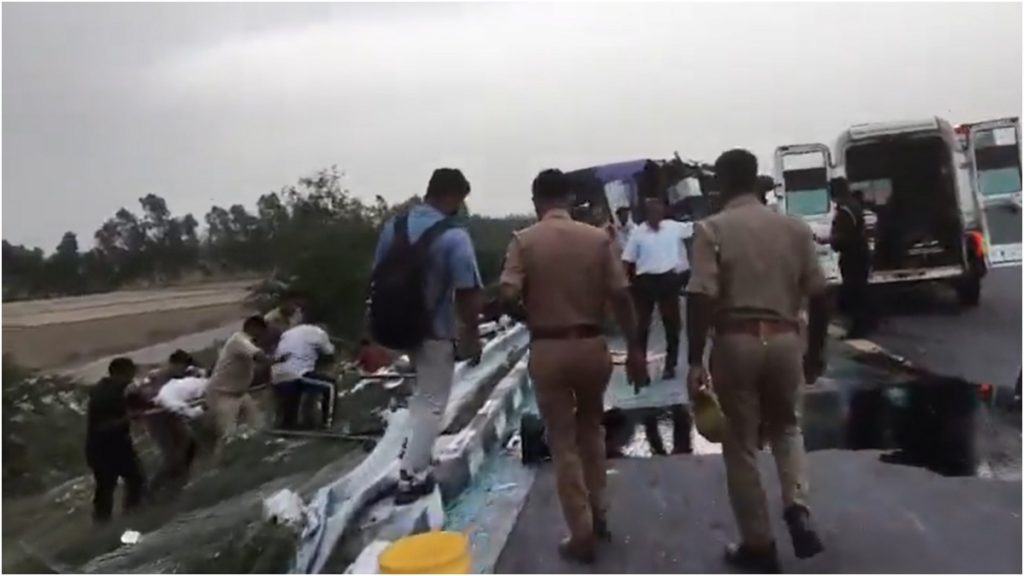 आगरा-लखनऊ एक्सप्रेसवे पर भीषण सड़क हादसा, दिल्ली से बिहार जा रही बस अनियंत्रित होकर पलटी, 6 की दर्दनाक मौत; VIDEO