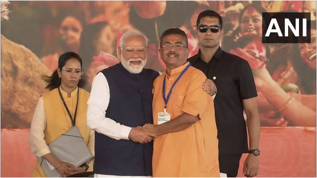 सुवेंदु अधिकारी के साथ 5 कैबिनेट मंत्रियों ने ली मंत्री पद की शपथ, जानें उनके नाम