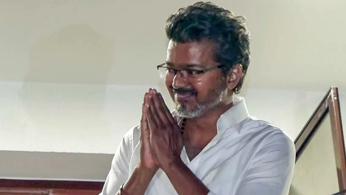 Tamil Nadu Government Formation 2026: तमिलनाडु में बहुमत की तलाश में विजय की राज्यपाल से दूसरे दौर की मुलाकात; शपथ ग्रहण टला (Watch Video)