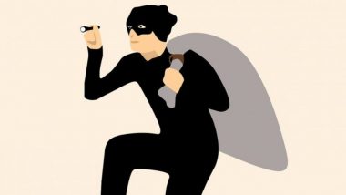 अहमदाबाद में बड़ी चोरी: ज्वेलरी शोरूम की कर्मचारी ने उड़ाया ₹1.66 करोड़ का सोना, सीसीटीवी में कैद हुई वारदात (Watch Viral Video)