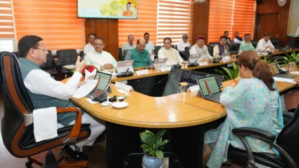 कैबिनेट के फैसलों के अनुसार, मुख्यमंत्री और मंत्रियों के काफिले में शामिल वाहनों की संख्या में 50 प्रतिशत की कटौती की जाएगी