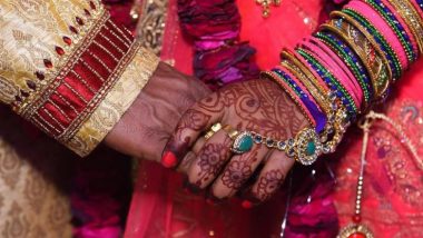 महाराष्ट्र में अनोखी शादी: रिटर्न गिफ्ट में नहीं बांटे कंगन-मिठाई, दूल्हे के परिवार ने पूरे गांव के 3,465 लोगों को दिया 1-1 लाख रुपये का एक्सीडेंटल इंश्योरेंस