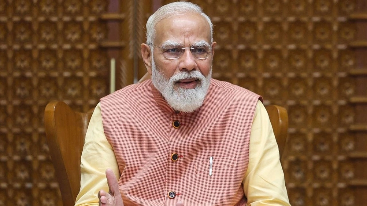 ईंधन बचत की मिसाल: पीएम मोदी ने अपने काफिले में वाहनों की संख्या घटाई, इलेक्ट्रिक वाहनों के उपयोग पर दिया जोर