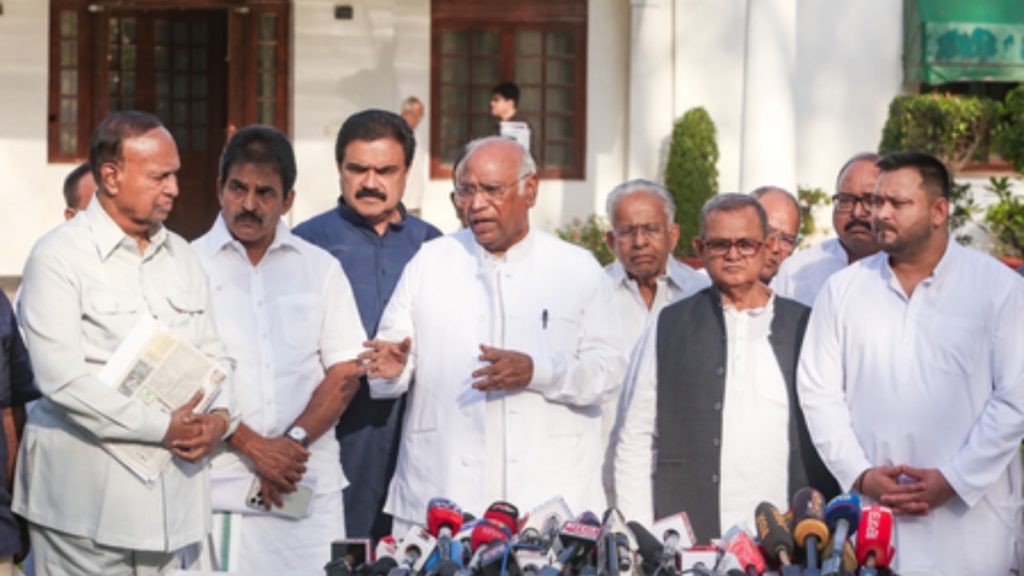 मतभेदों के बीच आज दिल्ली में INDIA गठबंधन के नेताओं की बैठक; DMK नदारद, वाम दल नाराज
