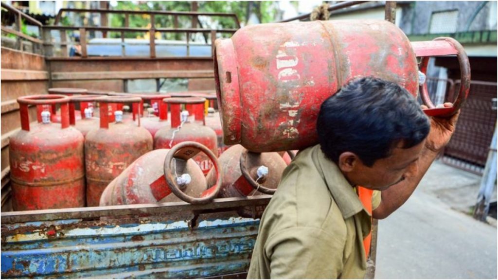 पीएम उज्ज्वला योजना में सब्सिडी कटौती, सालाना रियायती एलपीजी सिलेंडर का कोटा 9 से घटाकर 4 किया गया