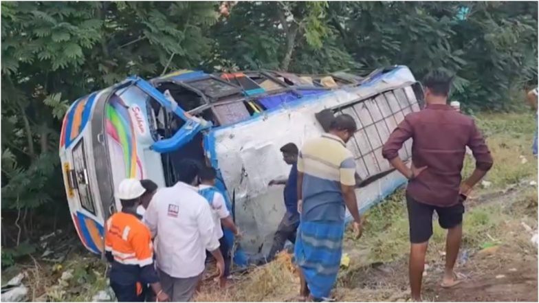 Tamil Nadu Bus Accident: तमिलनाडु में भीषण सड़क हादसा, टायर फटने से पलटी यात्रियों से भारी बस, 10 बच्चों समेत 24 यात्री घायल; VIDEO