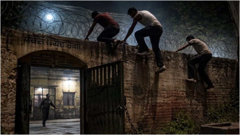 बरेली सेंट्रल जेल में रील्स देखने में व्यस्त थे सुरक्षाकर्मी, दीवार लांघकर फरार हुआ रेप का कैदी, 11 सस्पेंड