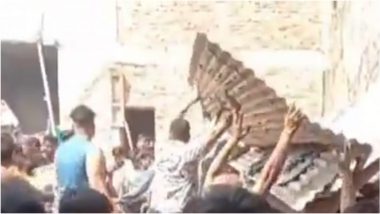 Burari Building Collapse: दिल्ली के बुराड़ी में धमाके के बाद ताश के पत्तों की तरह इमारत ढही, 6 की मौत (Watch Video)