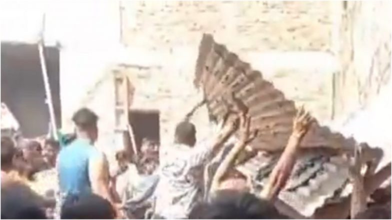 Burari Building Collapse: दिल्ली के बुराड़ी में धमाके के बाद ताश के पत्तों की तरह इमारत ढही, 6 की मौत (Watch Video)