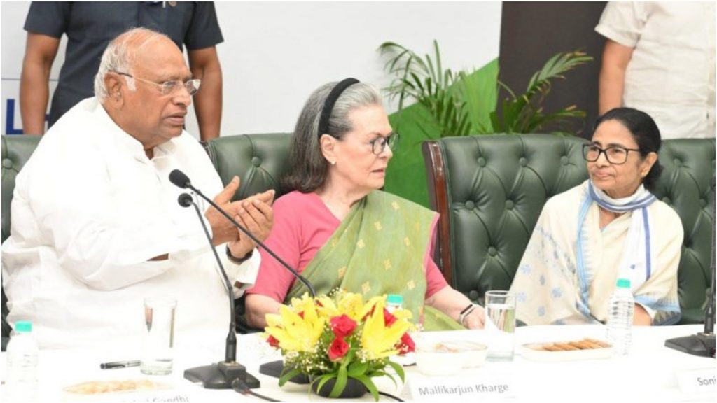 क्या कांग्रेस में शामिल होंगी ममता बनर्जी? सोनिया गांधी ने दिया टीएमसी के विलय का प्रस्ताव, अटकलें तेज
