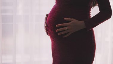 Surrogacy Rule Challenge: क्या 35 साल से कम उम्र की सिंगल महिला सरोगेसी से बन सकती है मां? कर्नाटक हाईकोर्ट ने केंद्र सरकार से मांगा जवाब