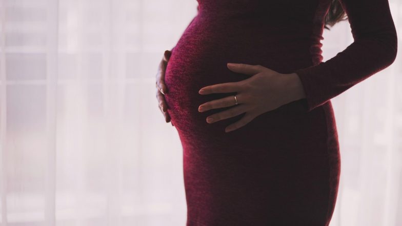 Surrogacy Rule Challenge: क्या 35 साल से कम उम्र की सिंगल महिला सरोगेसी से बन सकती है मां? कर्नाटक हाईकोर्ट ने केंद्र सरकार से मांगा जवाब