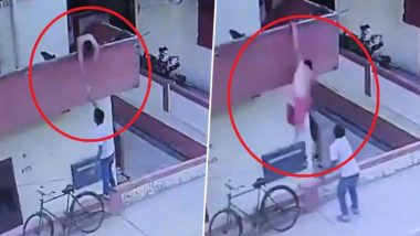 Sonbhadra Accident: सोनभद्र में अजीबोगरीब हादसा; गली के वेंडर से आइसक्रीम लपकने के चक्कर में पहली मंजिल की छत से गिरा शख्स, हैरान करने वाला वीडियो आया सामने