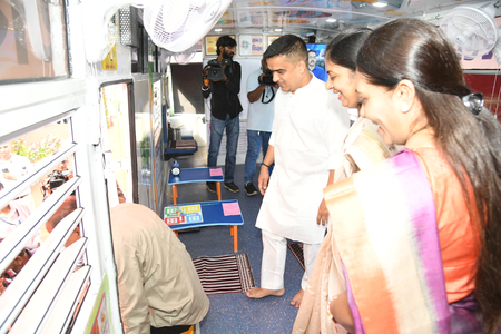 School on Wheels: गुजरात सरकार की अनूठी पहल, पुरानी बसों को बनाया सोलर पावर्ड चलता-फिरता स्कूल; नमक उत्पादक क्षेत्रों के बच्चों को मिलेगी शिक्षा