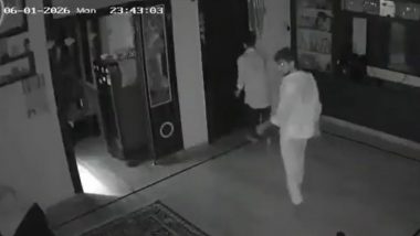 Telangana: चोरी से पहले चोरों ने की ‘कोल्ड ड्रिंक पार्टी’; तेलंगाना के सूर्यापेट में सोने, चांदी और नकदी पर हाथ साफ करने का वीडियो वायरल