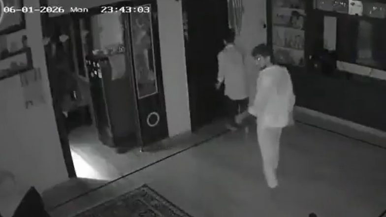 सूर्यापेट: तेलंगाना में सोना, चांदी और नकदी चुराने से पहले चोरों ने सॉफ्ट ड्रिंक पीकर ब्रेक लिया; वीडियो वायरल हुआ