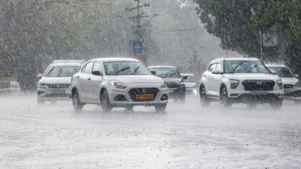 MP के कई हिस्सों में भारी बारिश और 94 kmph की रफ़्तार से चली तूफ़ानी हवाओं ने सामान्य जनजीवन को अस्त-व्यस्त कर दिया
