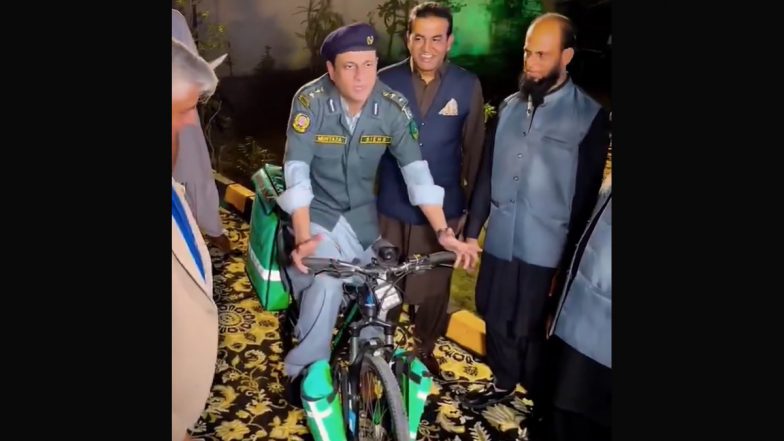 Pakistan Cycle Ambulance: कराची में 'साइकिल एम्बुलेंस' का वीडियो वायरल; सोशल मीडिया पर ट्रोलिंग के बीच जानें क्या है असली सच