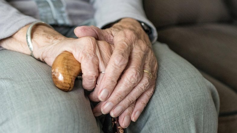 आयुष्मान भारत प्रधानमंत्री जन आरोग्य योजना: 70 वर्ष से अधिक उम्र के वरिष्ठ नागरिकों को ₹5 लाख तक मुफ्त इलाज, जानें जरूरी डॉक्यूमेंट्स और आवेदन का तरीका