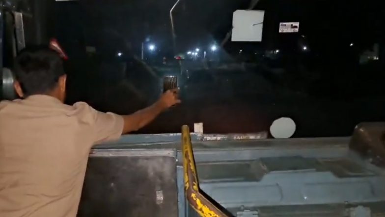 KKRTC Bus Video: कर्नाटक में बड़ा जोखिम! बिना हेडलाइट के अंधेरी सड़क पर दौड़ी सरकारी बस, कंडक्टर ने मोबाइल टॉर्च से ड्राइवर को दिखाया रास्ता; यात्रियों की सुरक्षा पर उठे सवाल