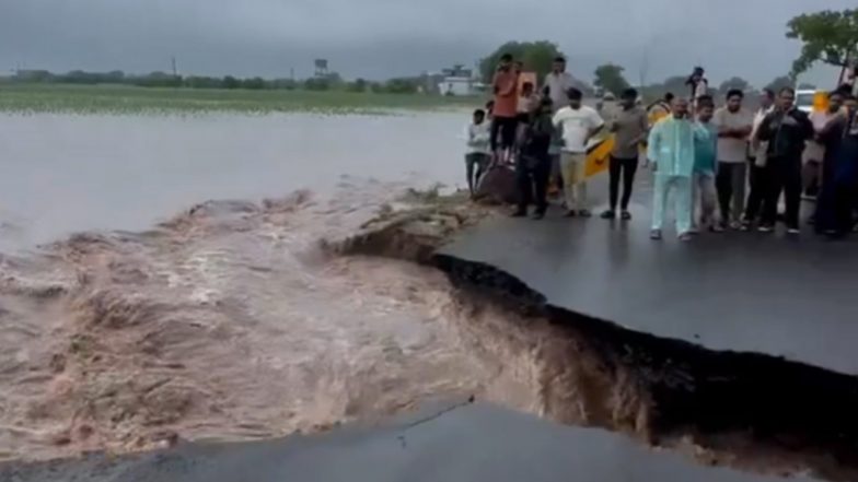 गुजरात मानसून का कहर: अमरेली में उफान पर नदियां, पानी के तेज बहाव में बह गया स्टेट हाईवे, दो हिस्सों में बंटी सड़क (Viral Video)