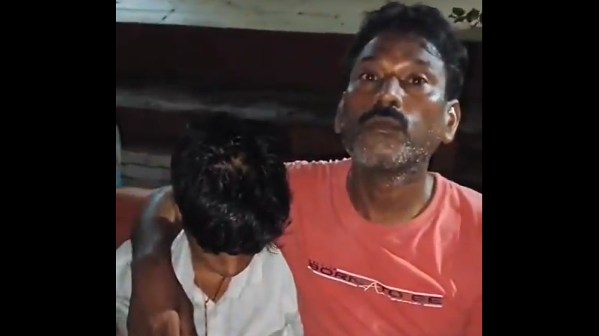 Child Falls From Ekta Express से चलती ट्रेन से गिरा बच्चा, रेलवे कर्मचारियों की सूझबूझ से परिवार से हुआ सुरक्षित मिलन; VIDEO वायरल