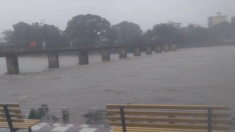 Kalyan Flood Alert: कल्याण में बाढ़ का हाई अलर्ट, खतरे के निशान के बेहद करीब पहुंची उल्हास नदी; मूसलाधार बारिश और हाई टाइड ने बढ़ाई प्रशासन की चिंता