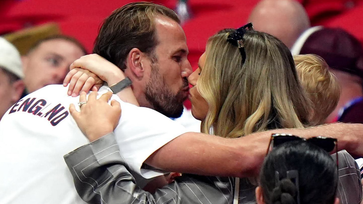Harry Kane Kisses Wife Katie In Crowd: हैरी केन ने इंग्लैंड को दिलाई राउंड ऑफ 16 की टिकट, जीत के बाद स्टैंड्स में पत्नी केटी को किया किस; वीडियो वायरल