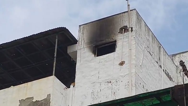Delhi Fire: दिल्ली की बीके दत्त कॉलोनी में भीषण आग, मां और दो मासूम बेटियों की झुलसने व दम घुटने से दर्दनाक मौत (Watch Video)