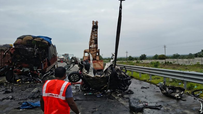 Samruddhi Expressway Accident: महाराष्ट्र के समृद्धि एक्सप्रेसवे पर भीषण सड़क हादसा, वर्धा के पास कार को ट्रक ने मारी टक्कर, 5 लोगों की मौत; VIDEO