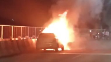 Mumbai Car Fire: कृष्णा ब्रिज पर चलती कार में लगी भीषण आग, चालक और यात्रियों ने कूदकर बचाई जान; यातायात प्रभावित (Watch)