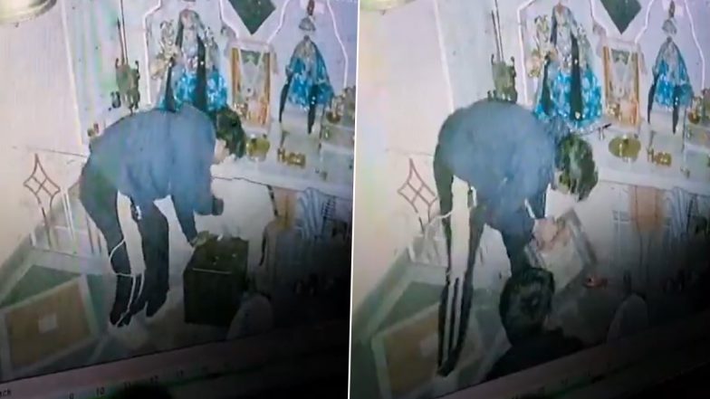 Nagpur: नागपुर में चोरी से पहले भगवान से मांगी माफी, फिर मंदिर की दान पेटी तोड़कर ले गए हजारों रुपये; CCTV में कैद हुई पूरी वारदात (Video)