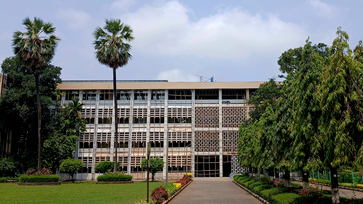 IIT बॉम्बे में आवारा पशुओं को खाना खिलाने के लिए तय किए गए 19 स्थान; नियमों का उल्लंघन करने पर लगेगा ₹25,000 तक का जुर्माना