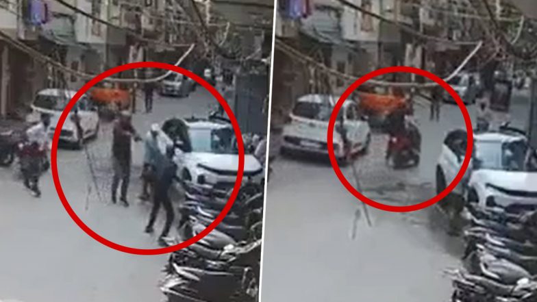 दिल्ली में 28 सेकंड का सनसनीखेज 'लाइव' डकैती: पिस्तौल तानकर फाइनेंस कंपनी के कर्मचारी से 16 लाख रुपये लूटे, CCTV में कैद हुई वारदात (Watch)