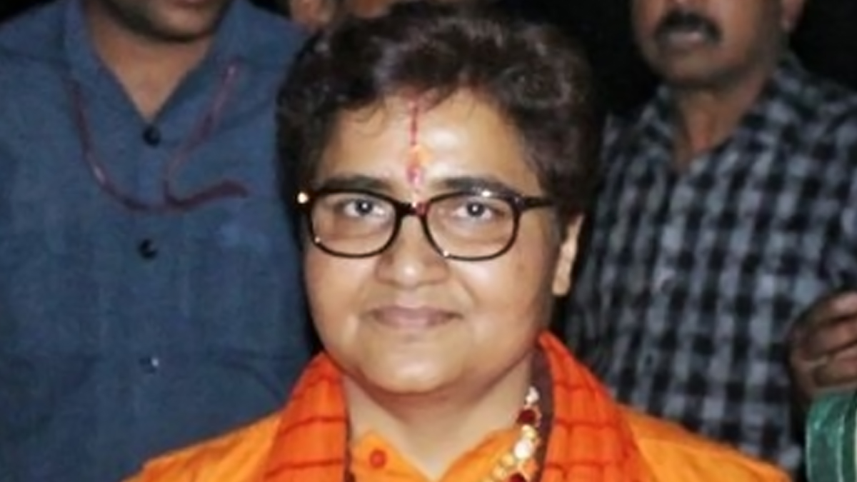 Pragya Thakur Controversy: ‘झाड़ू ने कॉकरोचों से दोस्ती कर ली’; प्रज्ञा सिंह ठाकुर के विवादित पोस्ट से गरमाई राजनीति