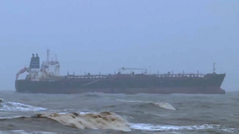 Foreign Cargo Vessel: मुंबई के मनोरी बीच के पास फंसा विदेशी मालवाहक जहाज, जांच में जुटी कोस्ट गार्ड और INS हमला की टीम; VIDEO