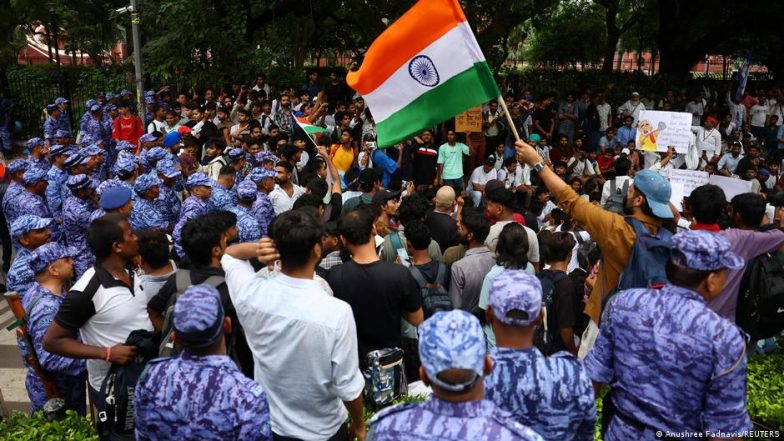 संसद मार्च पर आमादा 'कॉकरोच', पुलिस ने बंद किए रास्ते