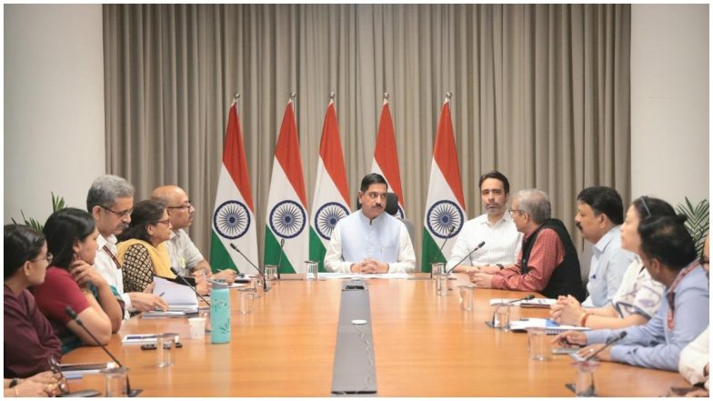 Pralhad Joshi: प्रह्लाद जोशी ने संभाला केंद्रीय शिक्षा मंत्री का पदभार, धर्मेन्द्र प्रधान के इस्तीफे के बाद मिली बड़ी जिम्मेदारी